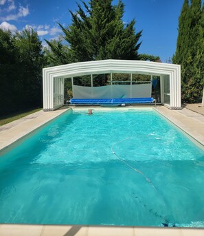 Una piscina techada, una piscina al aire libre