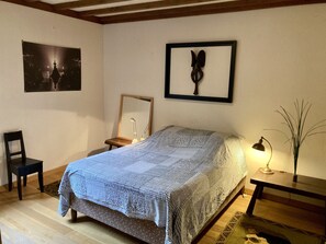 3 bedrooms, iron/ironing board, bed sheets
