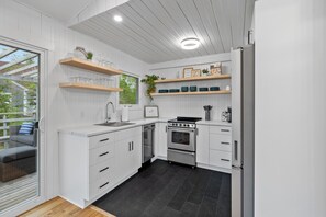 Kühlschrank, Mikrowelle, Ofen, Herdplatte