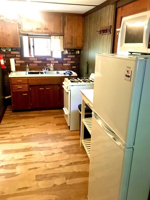 冷蔵庫、電子レンジ、オーブン、コンロ