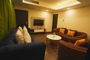 Superior-Suite | Wohnbereich | 43-Zoll-Smart-TV mit Kabelempfang