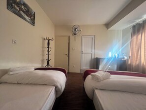 Kamar Twin Standar | Ruang kerja ramah laptop dan Wi-Fi gratis