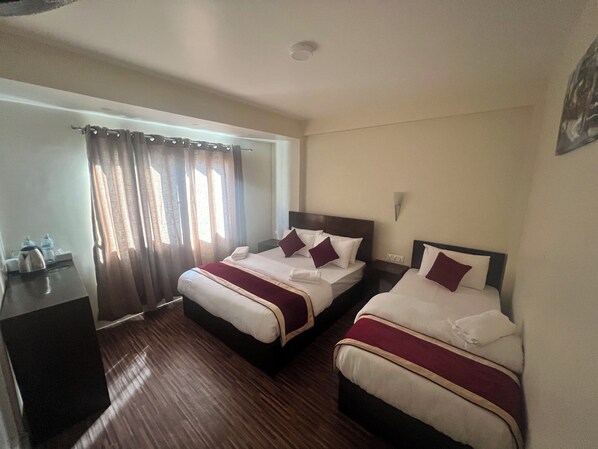 Kolmen hengen standard-huone | Kannettavalle tietokoneelle sopiva työtila, ilmainen Wi-Fi