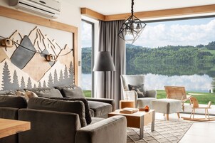 Deluxe Apartment | Desk, laptop workspace, blackout drapes, soundproofing