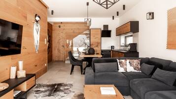 Deluxe appartement | Woonkamer | Flatscreentelevisie en speelgoed