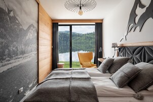 Deluxe Apartment | Desk, laptop workspace, blackout drapes, soundproofing