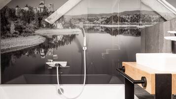 Superior appartement | Badkamer | Een bad/douchecombinatie, gratis toiletartikelen, een haardroger