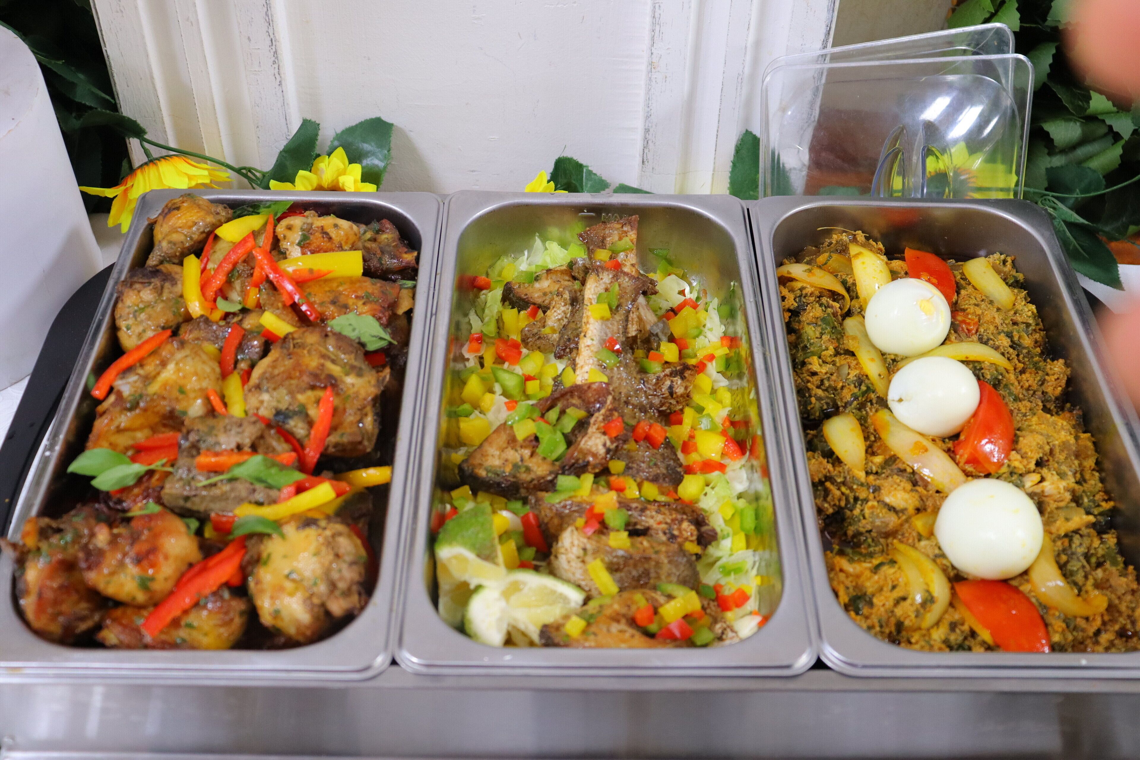 Trois plateaux contenant divers plats, notamment de la viande, des légumes et des œufs.