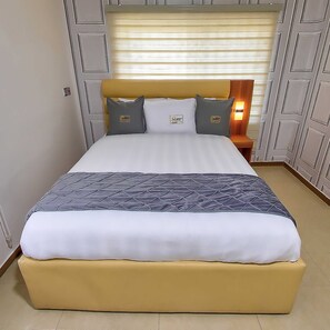 Desk, laptop workspace, free WiFi - Maya Villa Hotel (Oyibi)