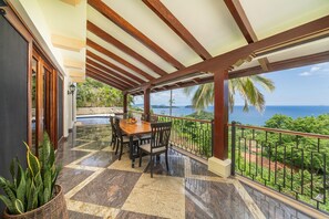 屋外ダイニングエリア