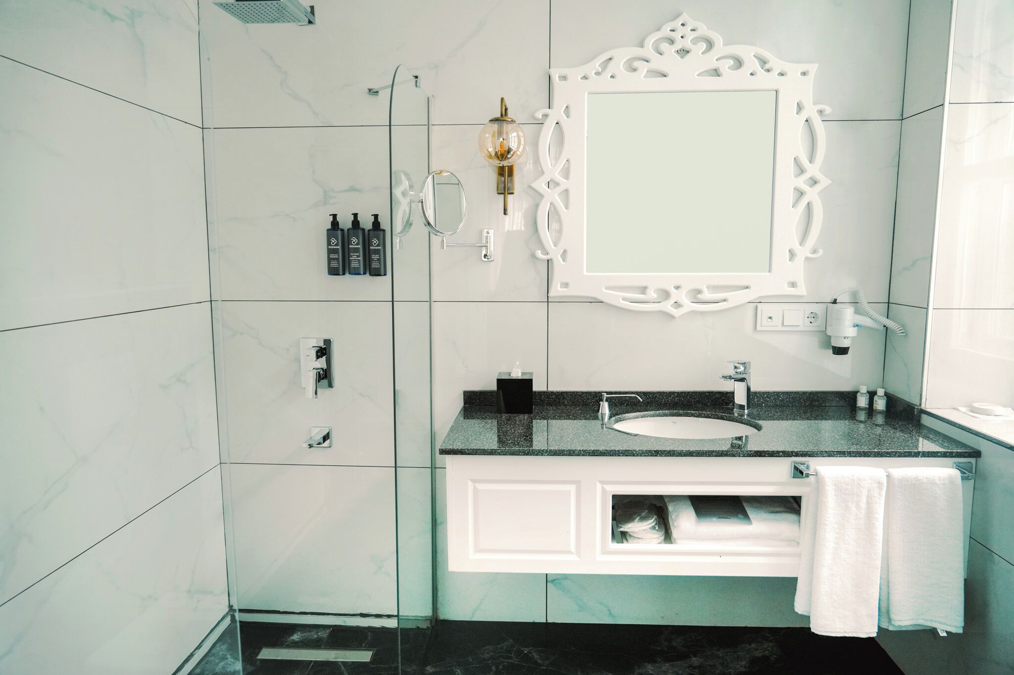 Een douche, een regendouche, een haardroger, pantoffels