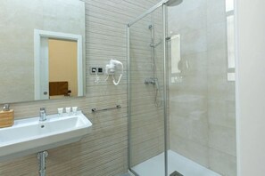 Ducha, secador de pelo, bidet, toallas