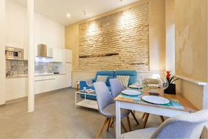 Appartement | Woonruimte | Een 40-inch flatscreentelevisie met satellietzenders
