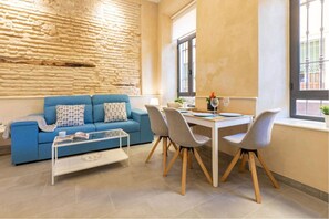 Appartement | Woonruimte | Een 40-inch flatscreentelevisie met satellietzenders