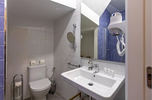 Appartement | Badkamer | Een douche, een haardroger, een bidet, handdoeken