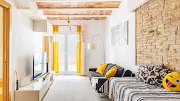 Smart-TV, Kamin, Videospiele, Bücher