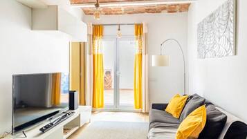 Una Smart TV, una chimenea, videojuegos, libros
