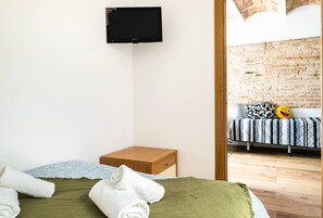 2 bedrooms, iron/ironing board, travel cot, free WiFi