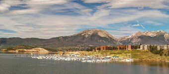 Beautiful 2BR condo located next to hiking trails!