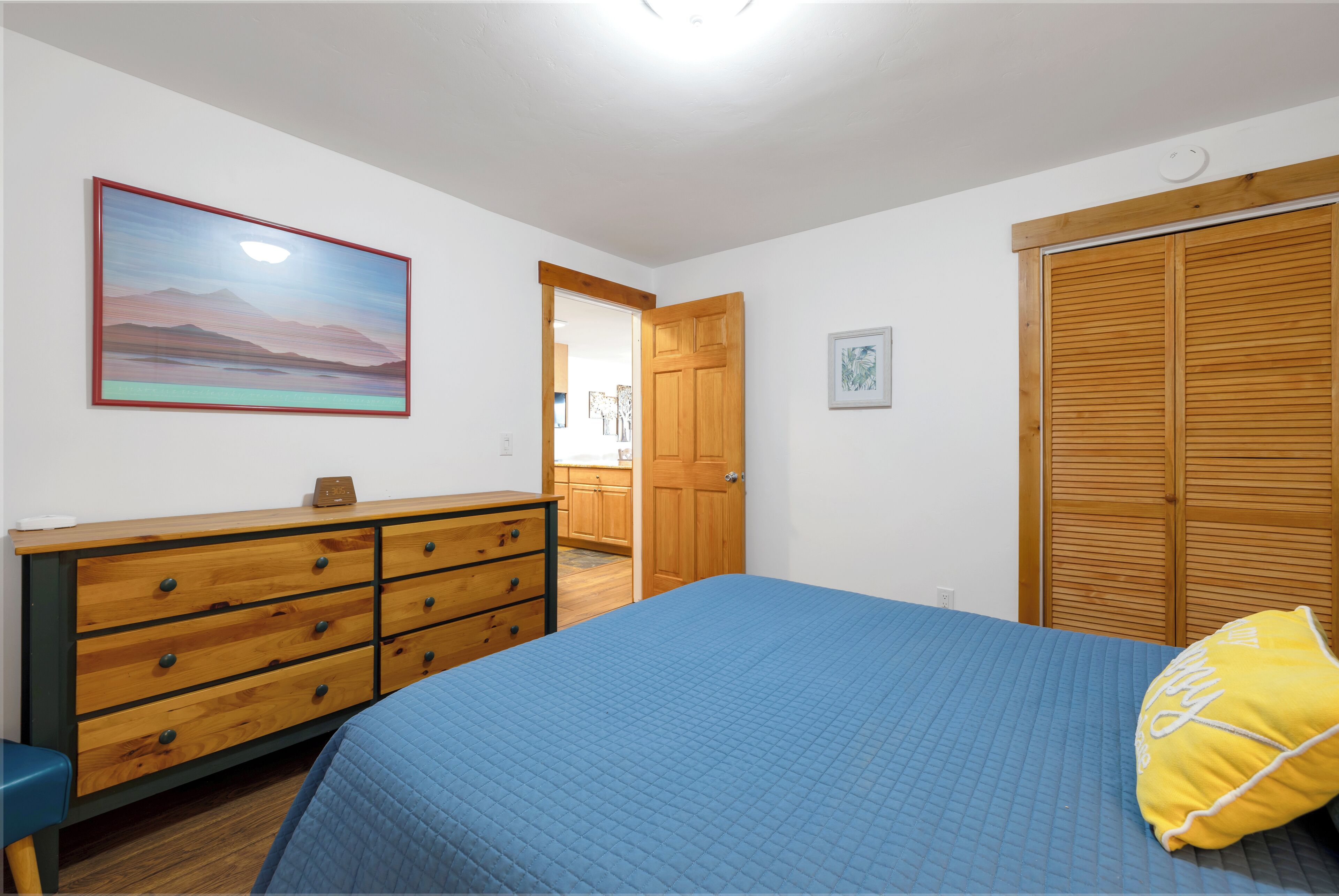 2 bedrooms, internet, bed sheets