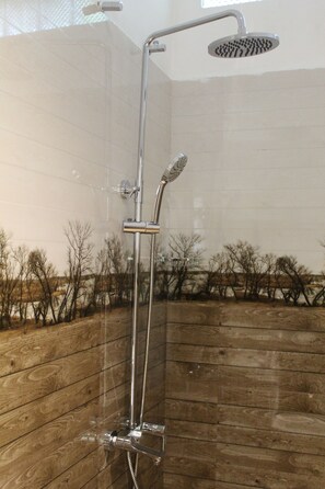 Dusche, Hausschuhe, Handtücher, Seife