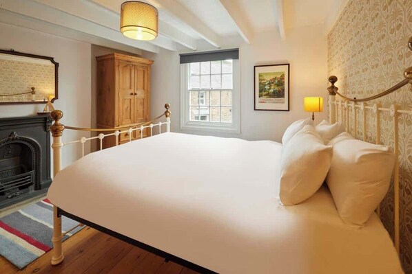 3 bedrooms, premium bedding, travel crib, WiFi