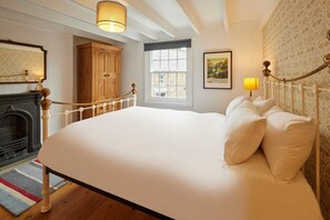 3 bedrooms, premium bedding, travel crib, bed sheets