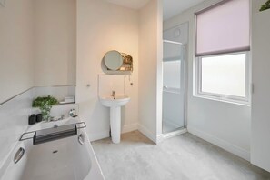 Baignoire, séchoir à cheveux, serviettes fournies