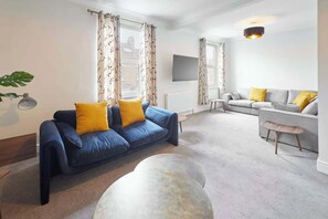 Televisie, boeken en een kantoor