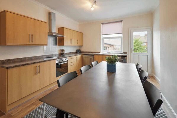 Kjøleskap, ovn, kokeplater og oppvaskmaskin