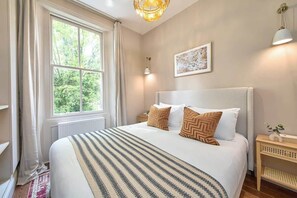 1 Schlafzimmer, Schreibtisch, Bügeleisen/Bügelbrett, Reisekinderbett