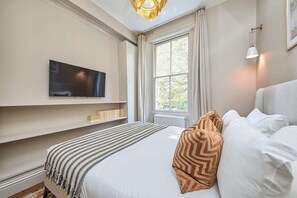 1 chambre, bureau, fer et planche à repasser, lit parapluie