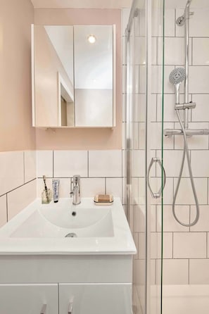 Douche, sèche-cheveux, serviettes fournies