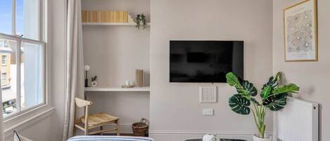 1 sovrum, skrivbord, strykjärn/strykbräda och resesäng