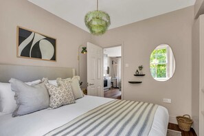 1 habitación, escritorio, tabla de planchar con plancha y cuna de viaje 