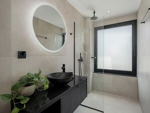 Quarto standard | Banheiro | Chuveiro, secador de cabelo, toalhas de banho, sabonete
