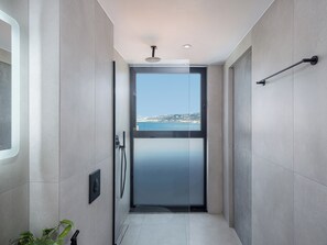 Shower, hair dryer, towels, soap - Theta Boutique Hotel (Chania)