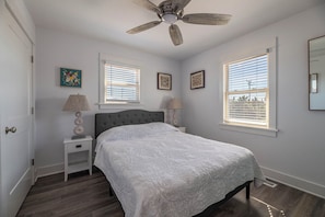 3 bedrooms, free WiFi - The Cottonwood - KDH MP 5, 265 Yards to Beach, Oceanside, Year Round Flex Stays (Kill Devil Hills)