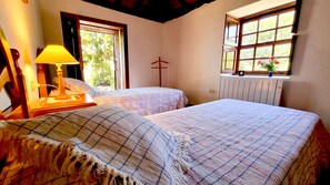 2 habitaciones, tabla de planchar con plancha y cuna de viaje 