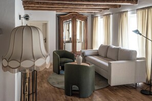 Suite Royal (3rd floor) | Minibar, mobiliario individual, escritorio