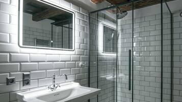 Suite Royal (3rd floor) | Kamar mandi | Perlengkapan mandi desainer, pengering rambut, jubah mandi, dan handuk