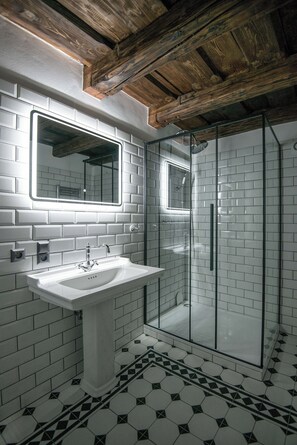 Royal Suite (3rd floor) | Bathroom | Designer toiletries, hair dryer, bathrobes, towels