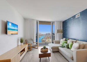 TV, offices - Infinite View| Balcony| Pool+ Gym (Hallandale Beach)