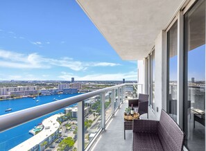 Property grounds - Infinite View| Balcony| Pool+ Gym (Hallandale Beach)