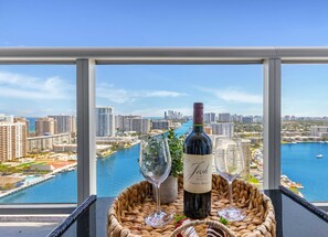 Interior - Infinite View| Balcony| Pool+ Gym (Hallandale Beach)