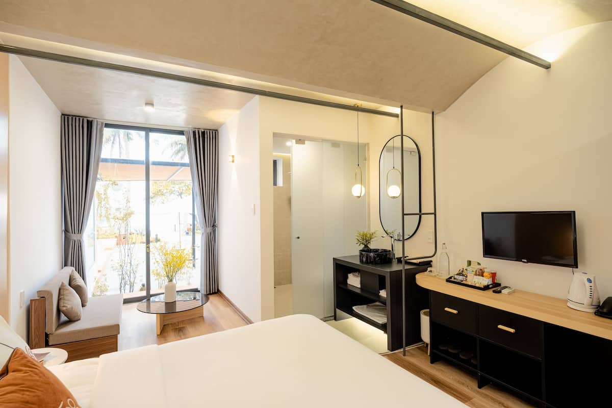 Double Room, 1 Queen Bed | 1 bedroom, premium bedding, pillowtop beds, minibar