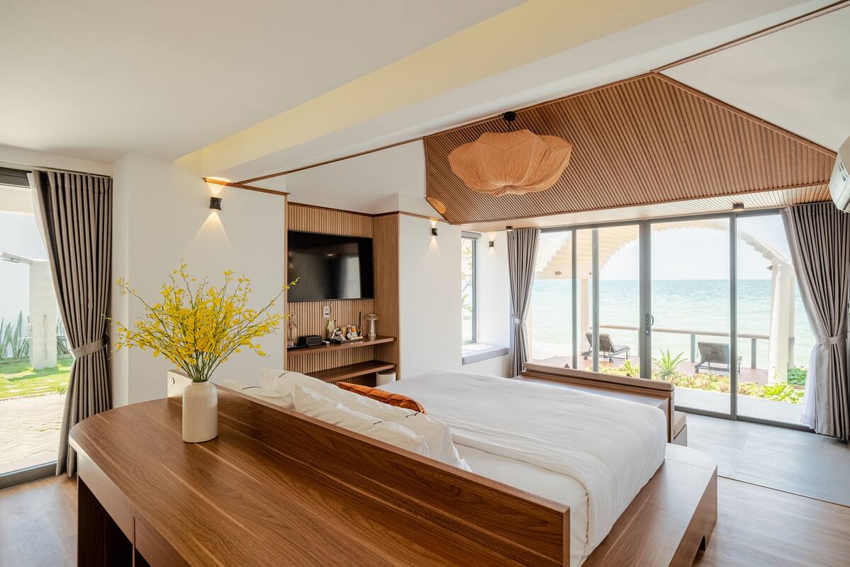 Premium bedding, pillow-top beds, minibar