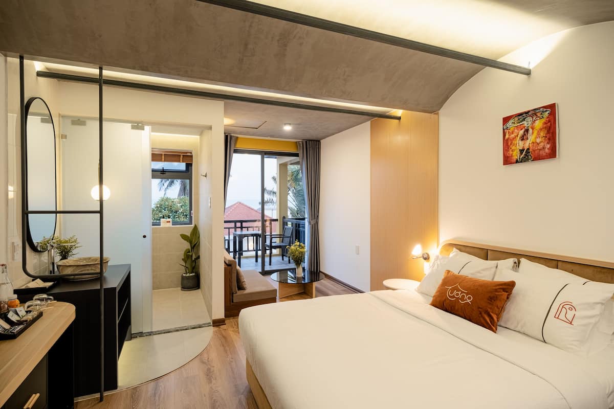 Premium bedding, pillow-top beds, minibar