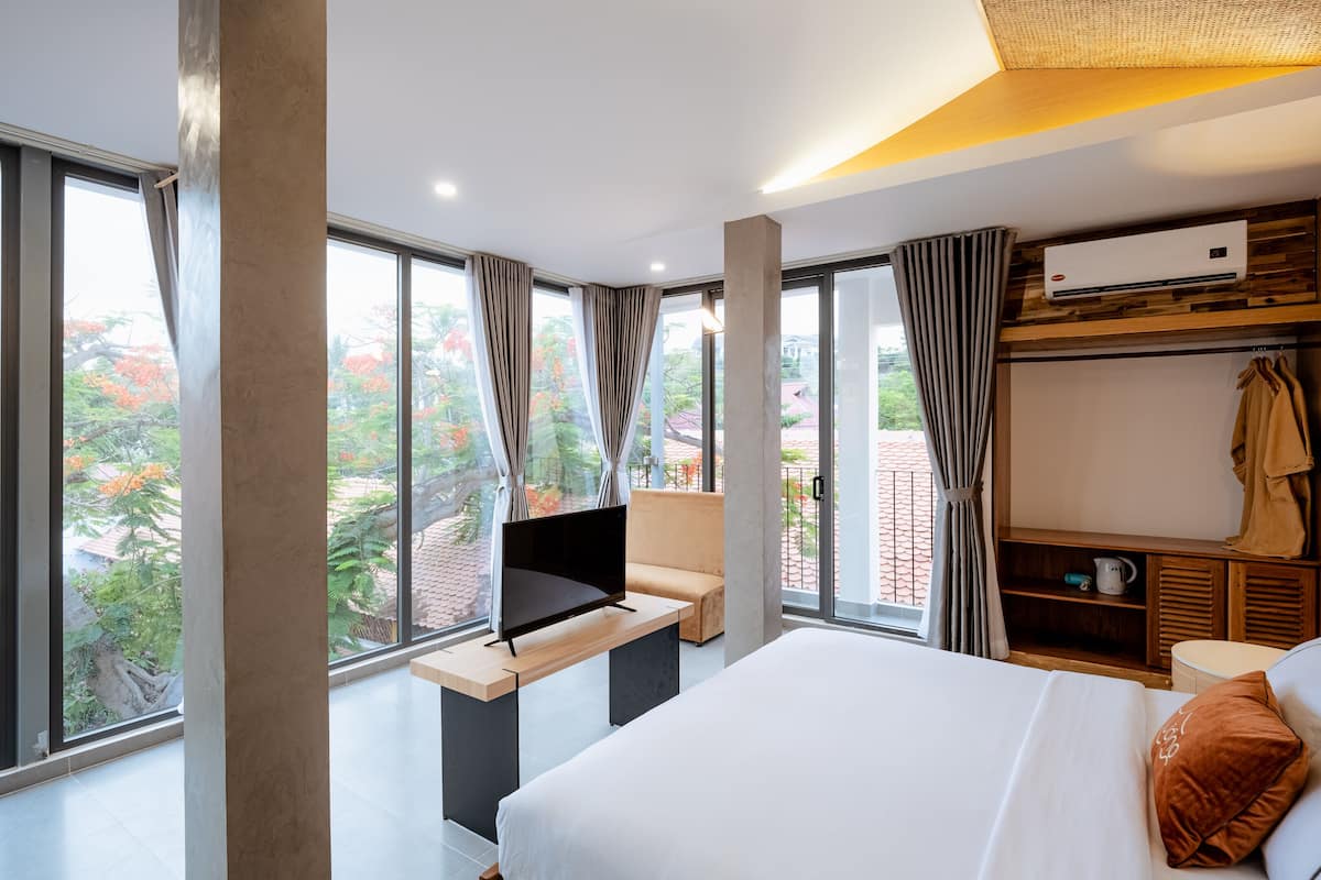 Double Room, 1 King Bed | 1 bedroom, premium bedding, pillowtop beds, minibar