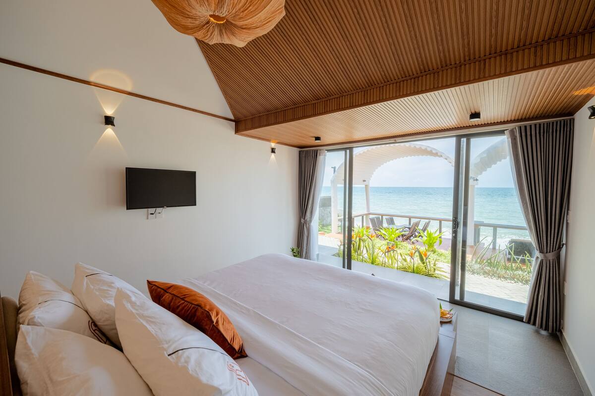 Premium bedding, pillow-top beds, minibar